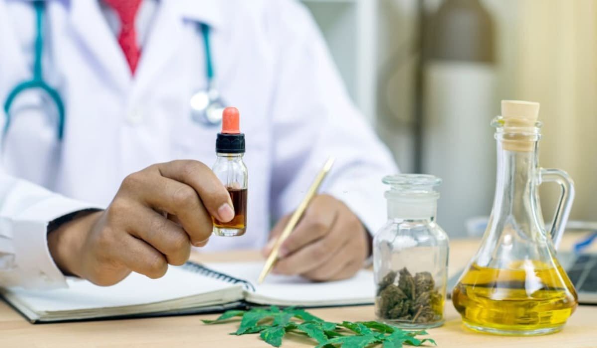 What are the side effects and risks of using CBD